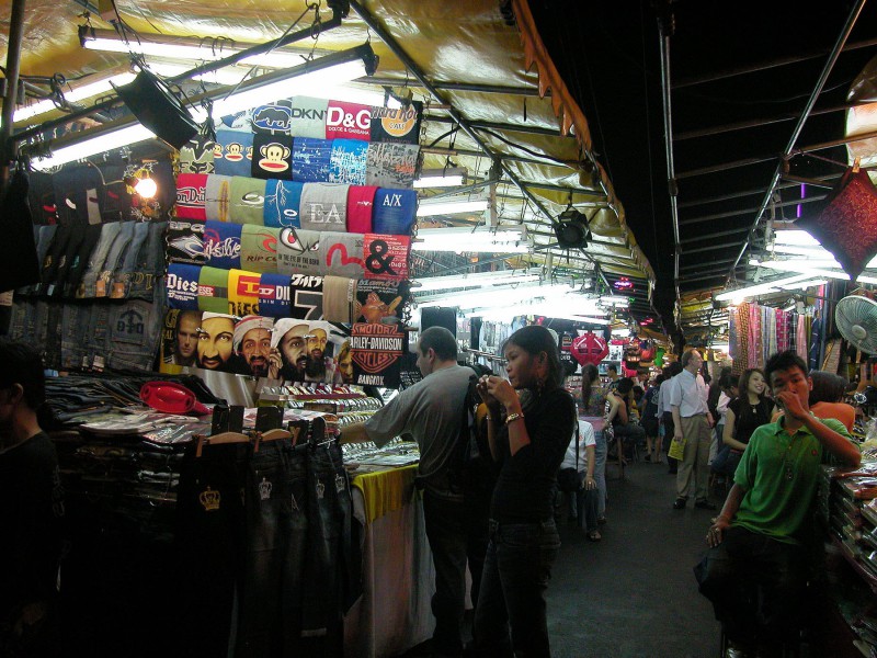 Si Lom Street Market