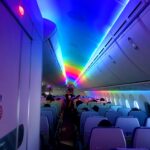 飛行機内のレインボーライティング