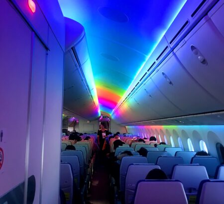 飛行機内のレインボーライティング